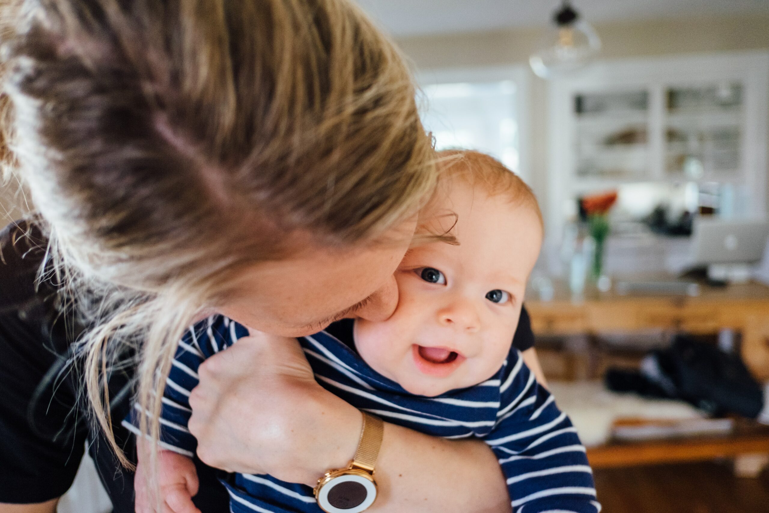 Zum Knutschen: Familienfinanzen und Gelderziehung: Die Vorbereitungsphase Blonde Mutter küsst Baby auf die Wange