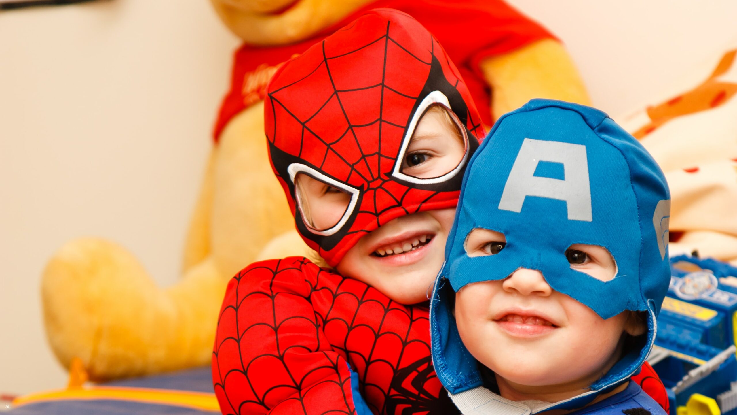 Kinder in Spiderman und Superhelden Kostümen
