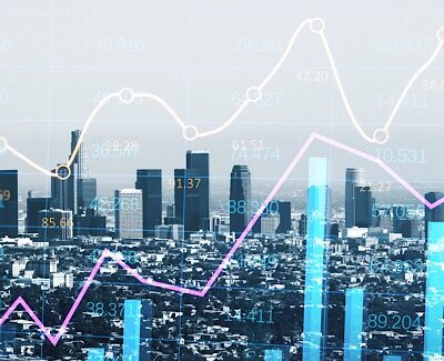 Diagramme und Charts vor Skyline einer Großstadt