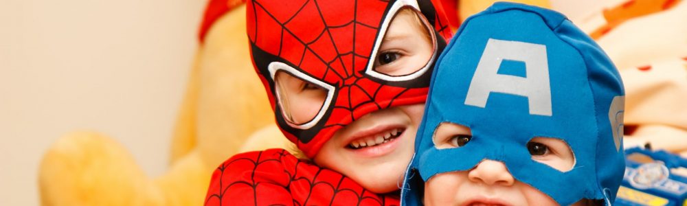 Kinder in Spiderman und Superhelden Kostümen
